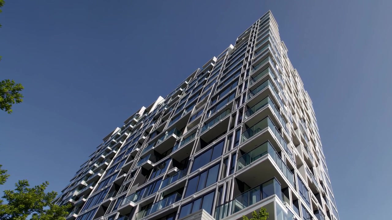 Vista em ângulo baixo de edifício de apartamentos moderno e alto