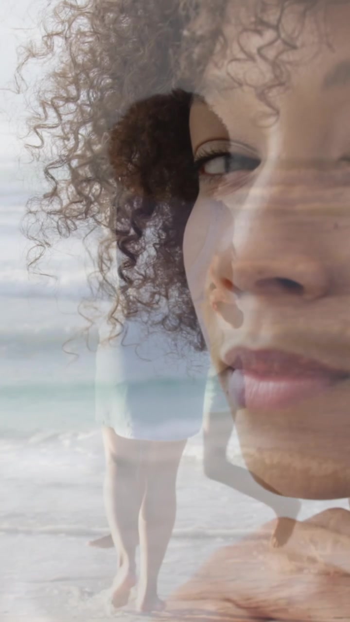 Video af tænksom afroamerikansk kvinde og afroamerikansk mor og datter der danser ved havet