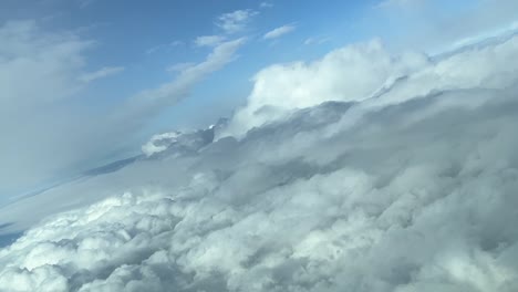 vista aérea desde la cabina de un jet durante un giro a la derecha sobrevolando las nubes