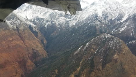 volando a través de la cordillera del himalaya en un avión