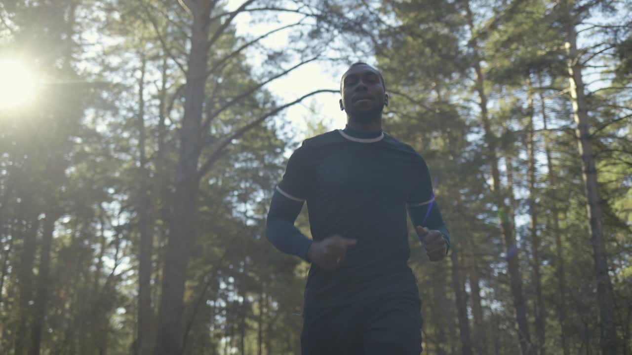 hombre corriendo en un bosque