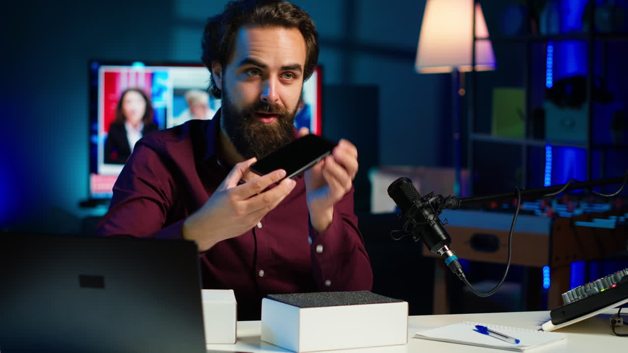 vlogger presentando los mejores teléfonos inteligentes en el mercado