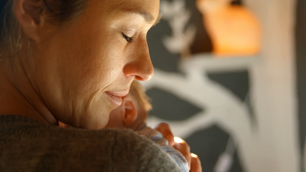 집에서 아기 아들을 안아주는 엄마 4k