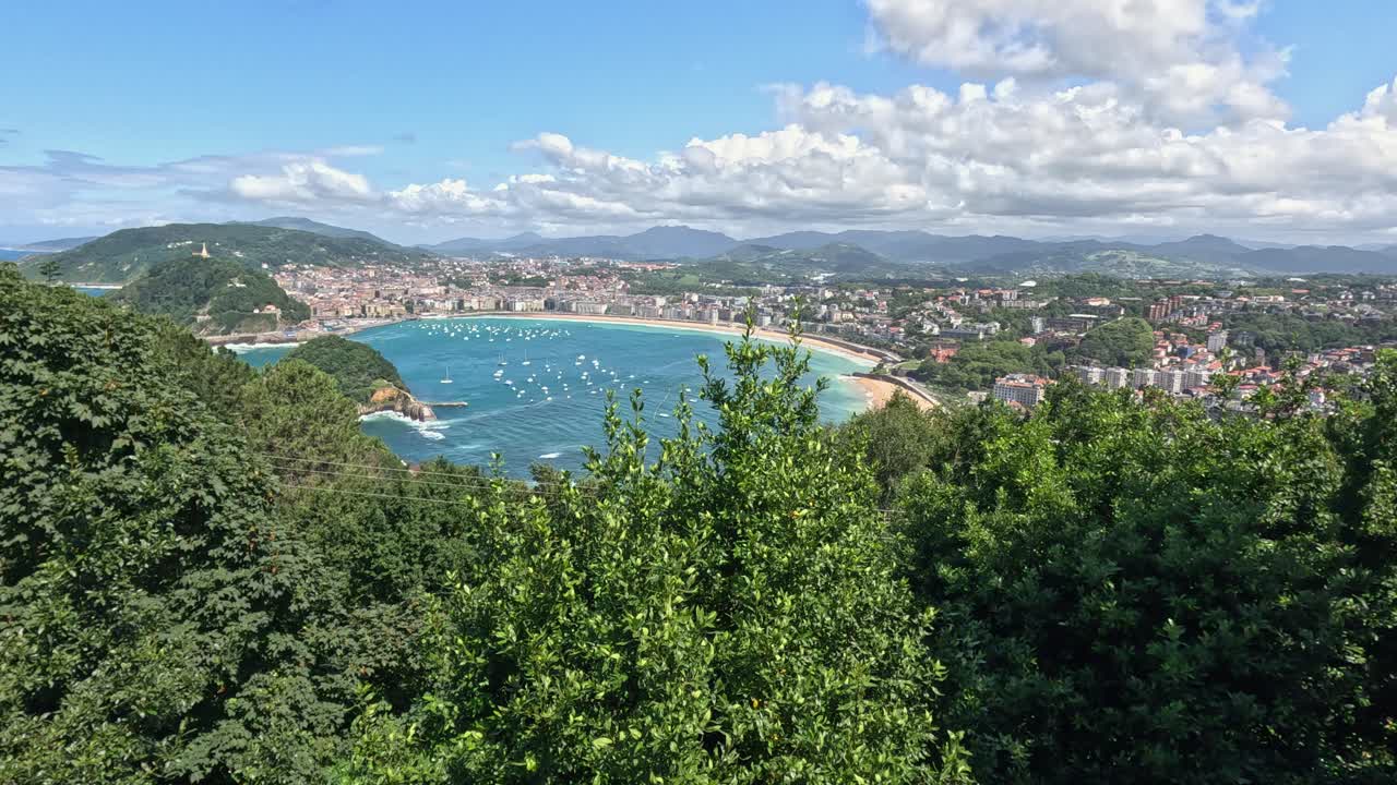 Vista dall'alto della baia de La Concha a Donostia San Sebastian, Spagna