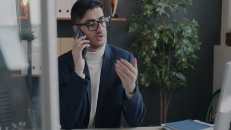hombre de negocios en el teléfono en la oficina