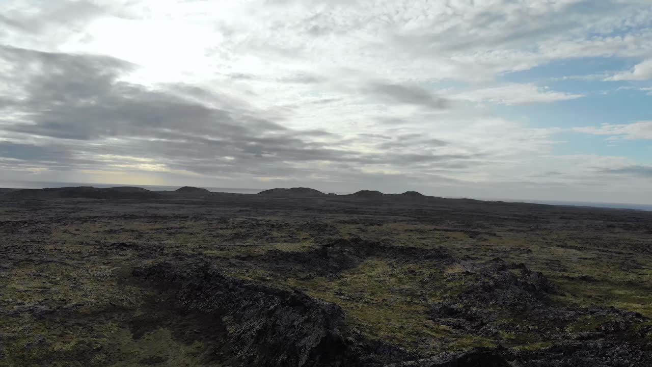 imagen aérea del paisaje volcánico en islandia, con cielo nublado