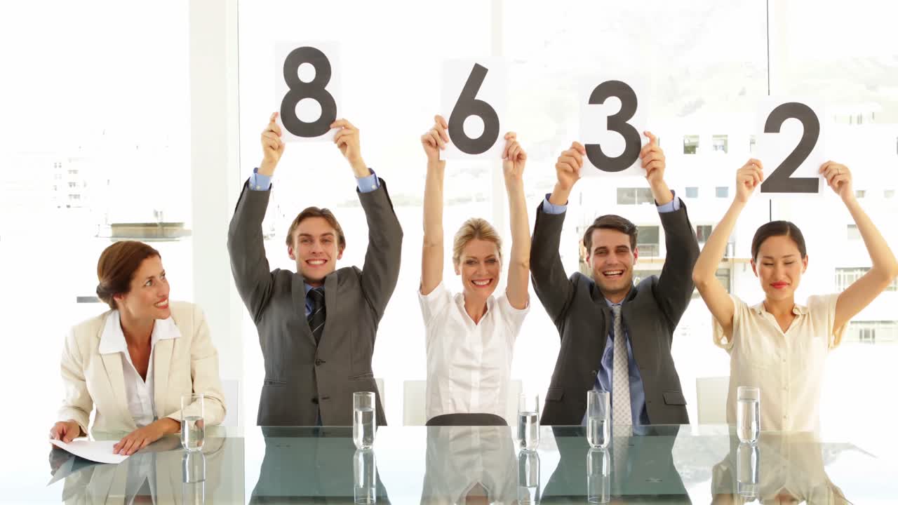 панель интервью, держащая отметки для камеры