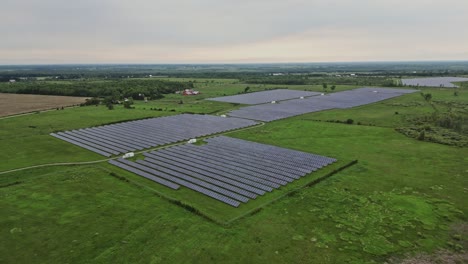 Sonnenkollektoren-Auf-Dem-Feld-Für-Erneuerbare-Grüne-Alternative-Energie