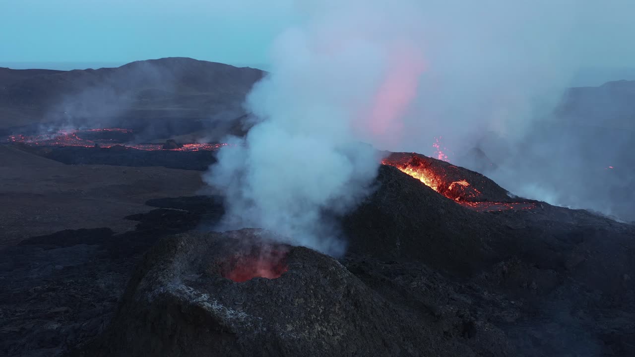 Vulcano attivo imponente che erutta magma dal cratere, espellendo nuvole di vapore
