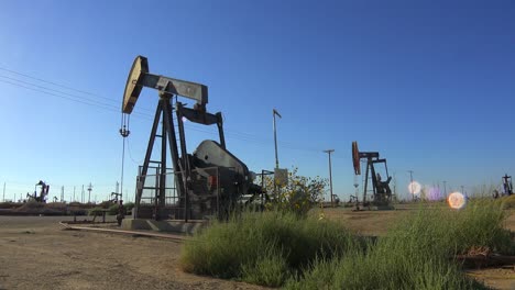 Establecimiento-De-Tiro-De-Un-Campo-Petrolero-Con-Torres-De-Bombeo