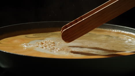 cocinar fideos instantáneos en una sartén