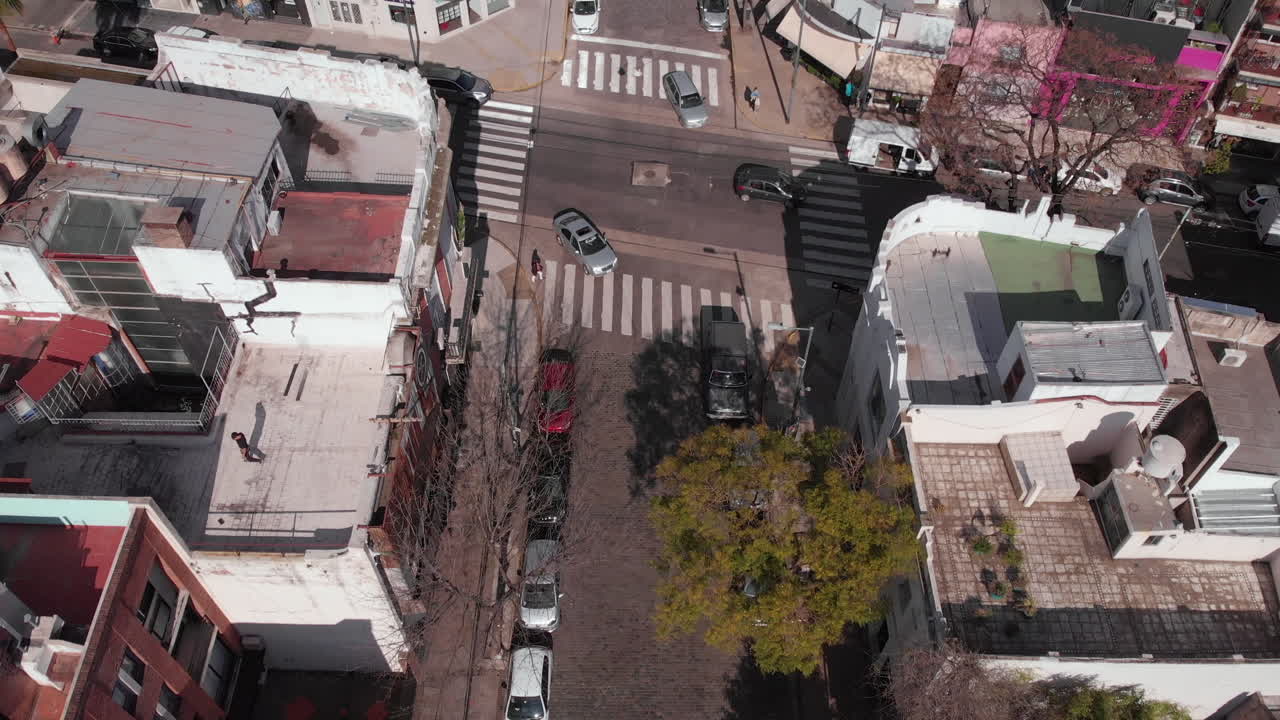 거리 교통이 있는 아르헨티나 부에노스아이레스 시내의 공중 드론 영상