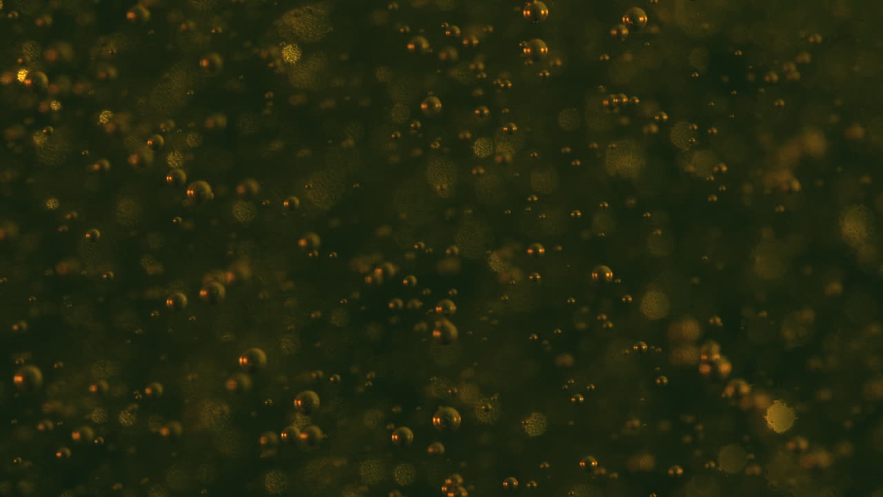 diminutas burbujas brillantes en cosméticos de gel fluido. macro