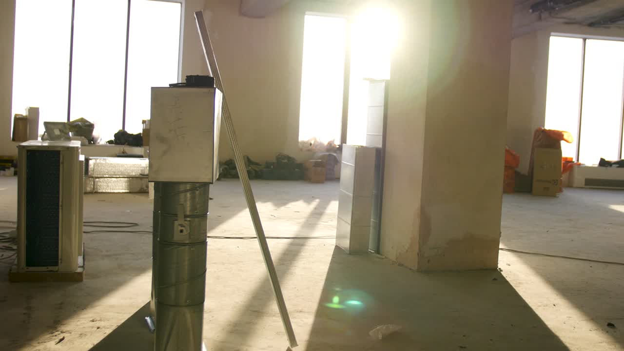 Stanza vuota in cantiere con luce solare