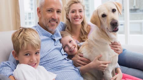 animación de un lindo perro mascota labrador con una feliz familia caucásica