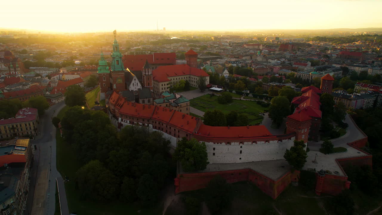 Vakkert luftfoto som zoomer inn over Krakow, Wawel slott