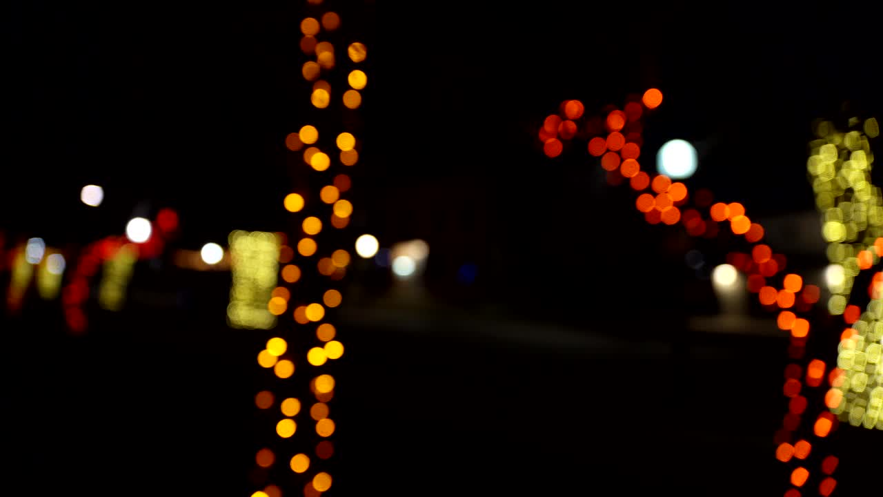 toma fuera de foco de la decoración de luces navideñas