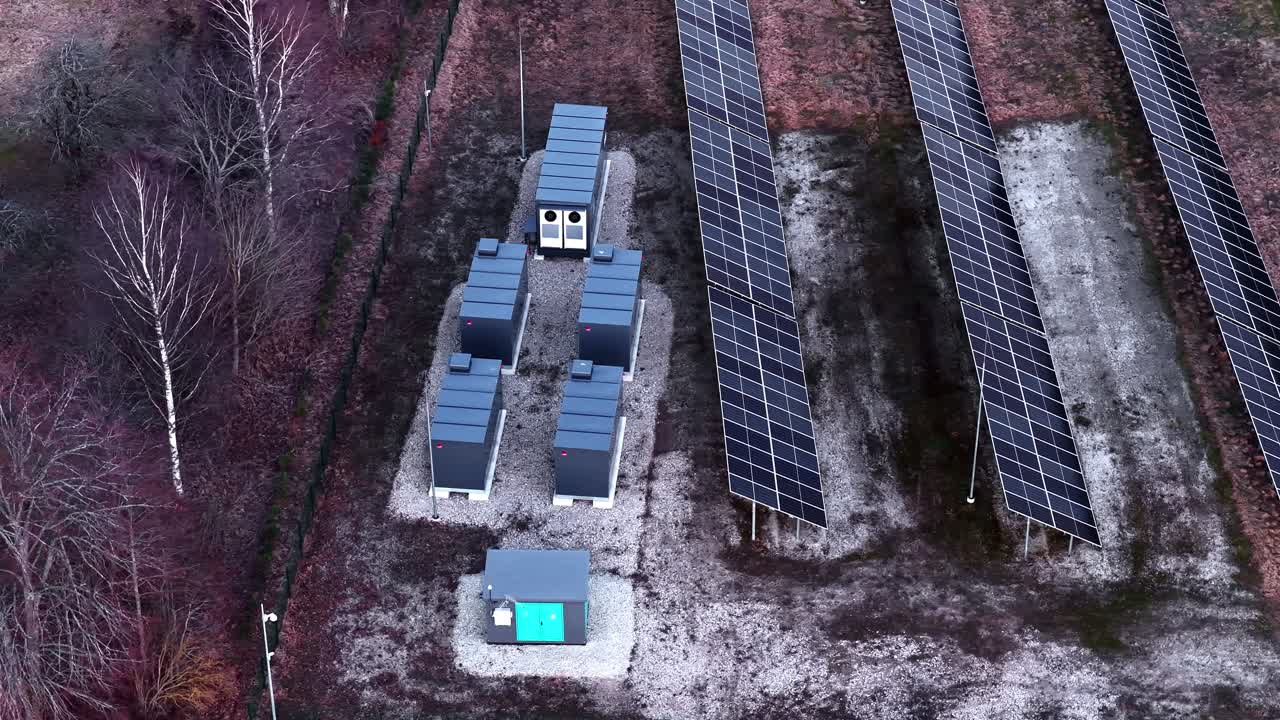 Solpaneler og batterienergilagringssystem, der genererer ren energi.