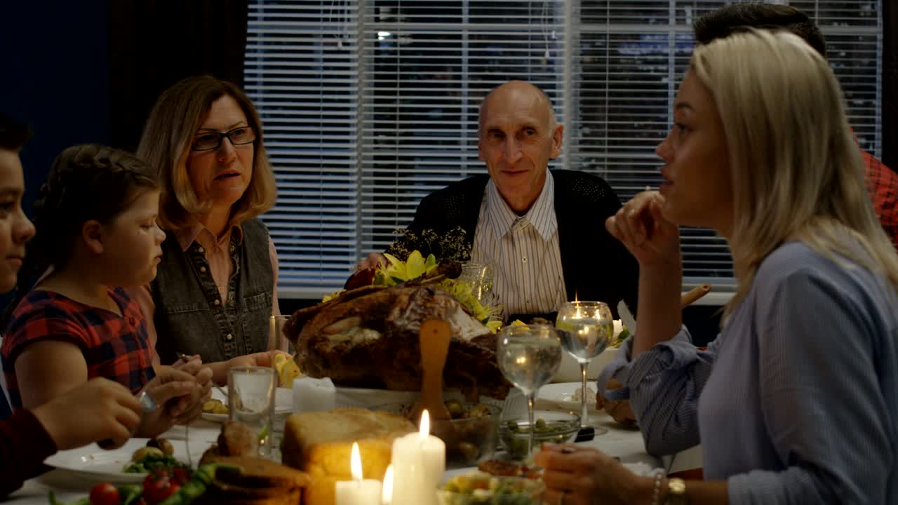 家族で感謝祭の夕食を食べる