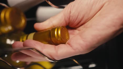 botellas de vino en un estante