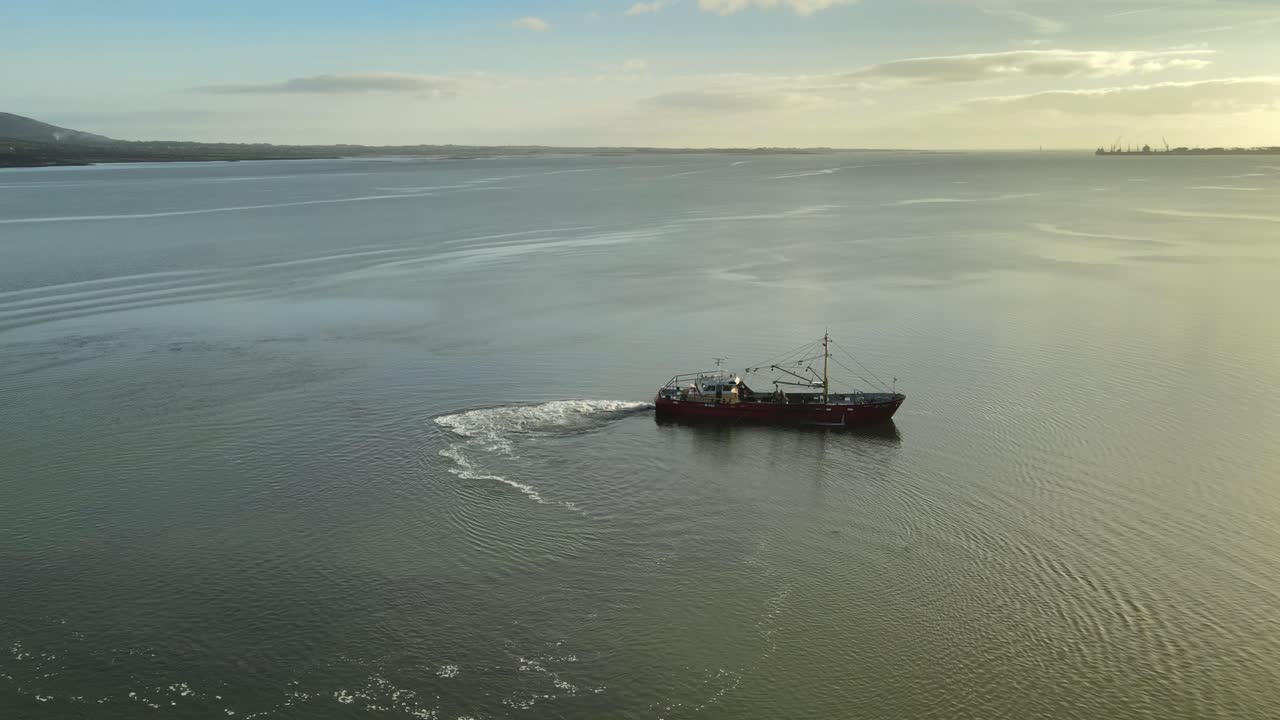 un arrastre de camarones navegando en carlingford lough cerca de dundalk al atardecer en el condado de louth, irlanda