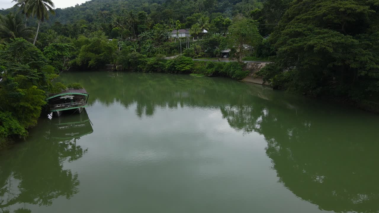 vista de drone de cerca sobre el canal de agua de la jungla turquesa, río loboc filipinas