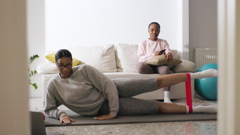 mujer haciendo deporte en casa