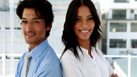socios de negocios sonriendo a la cámara juntos