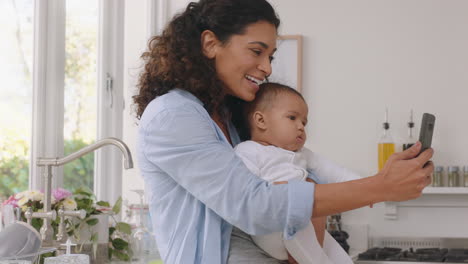 madre y bebé felices chateando por video usando un teléfono inteligente madre sosteniendo a su bebé disfrutando de la tecnología móvil compartiendo el estilo de vida de la maternidad con una amiga en las redes sociales