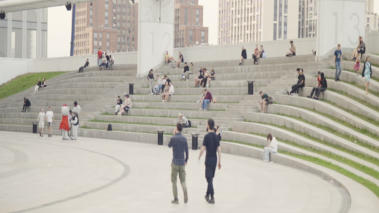 암피테아터 좌석에서 휴식을 취하는 사람 들 과 함께 도시 공원