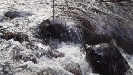 Agua-Que-Fluye-Sobre-Rocas-En-Cámara-Lenta