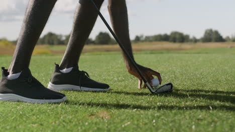 Jugador-De-Golf-Poniendo-La-Pelota-De-Golf-En-El-Césped.