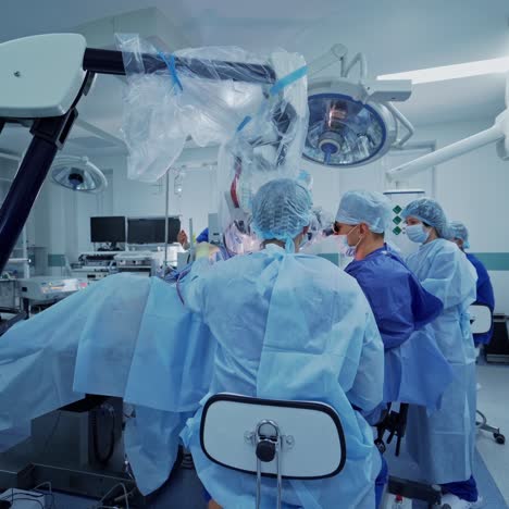 cirujano en la sala de operaciones