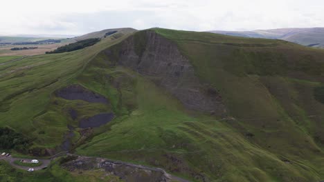 Mountain-Hikes-Near-Hope-Valley,-Peak-District-National-Park,-Derbyshire,-England