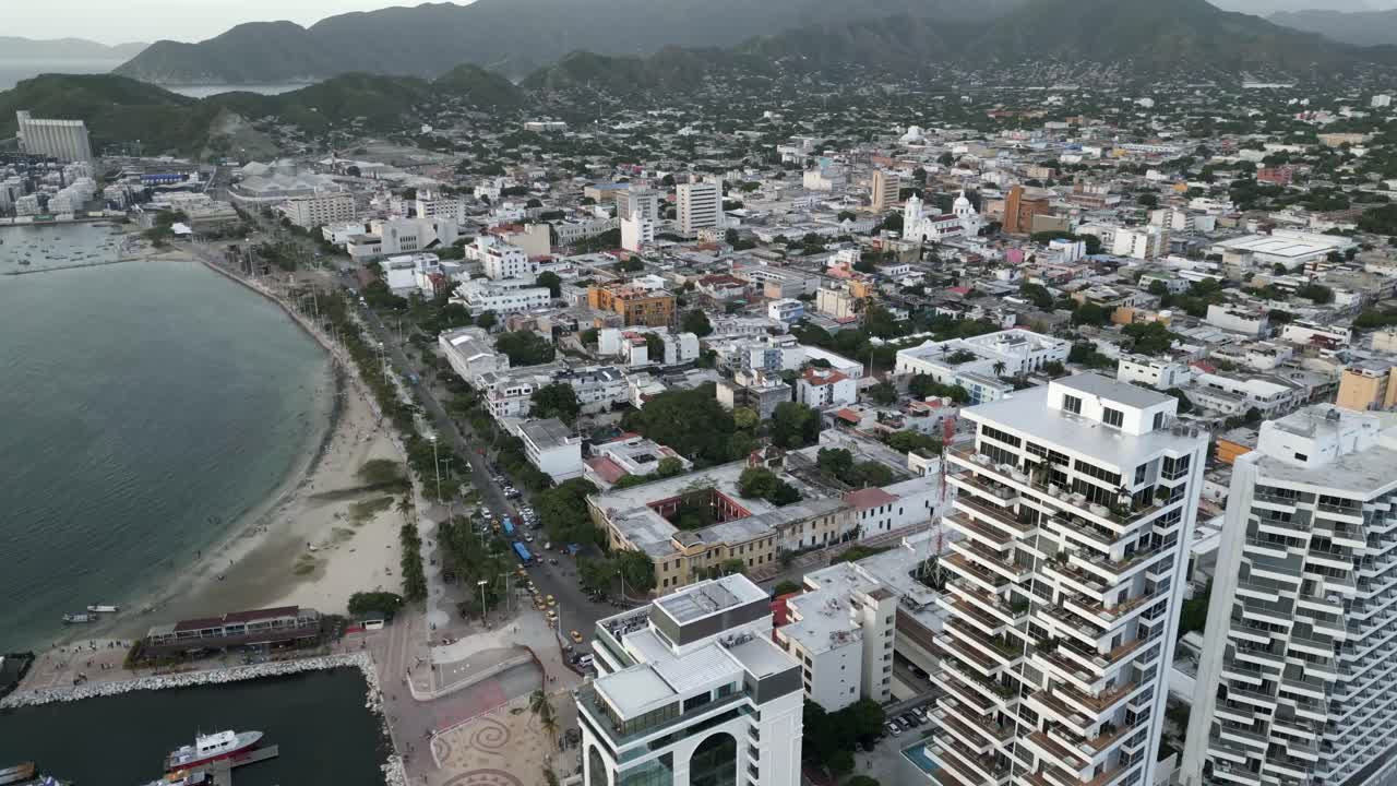 drone vuela sobre santa marta colombia destino de viaje en el mar caribe norte