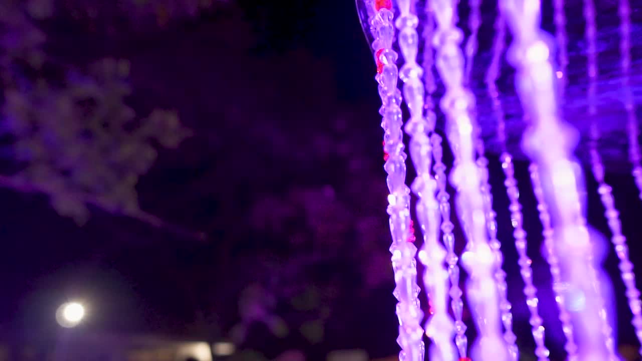 запись потрясающих декоративных огней, изящно подвешенных и меняющих оттенки