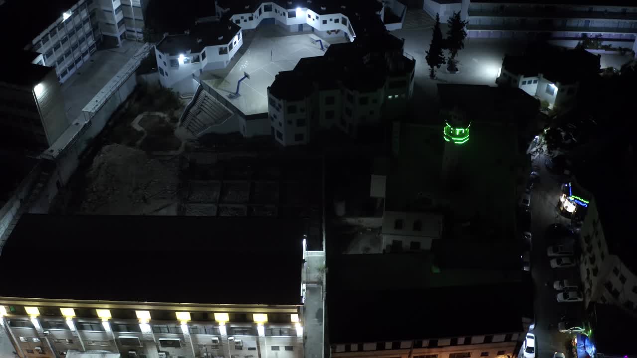 도로와 함께 지붕 밤에 자동차와 모스크, 공중 전망