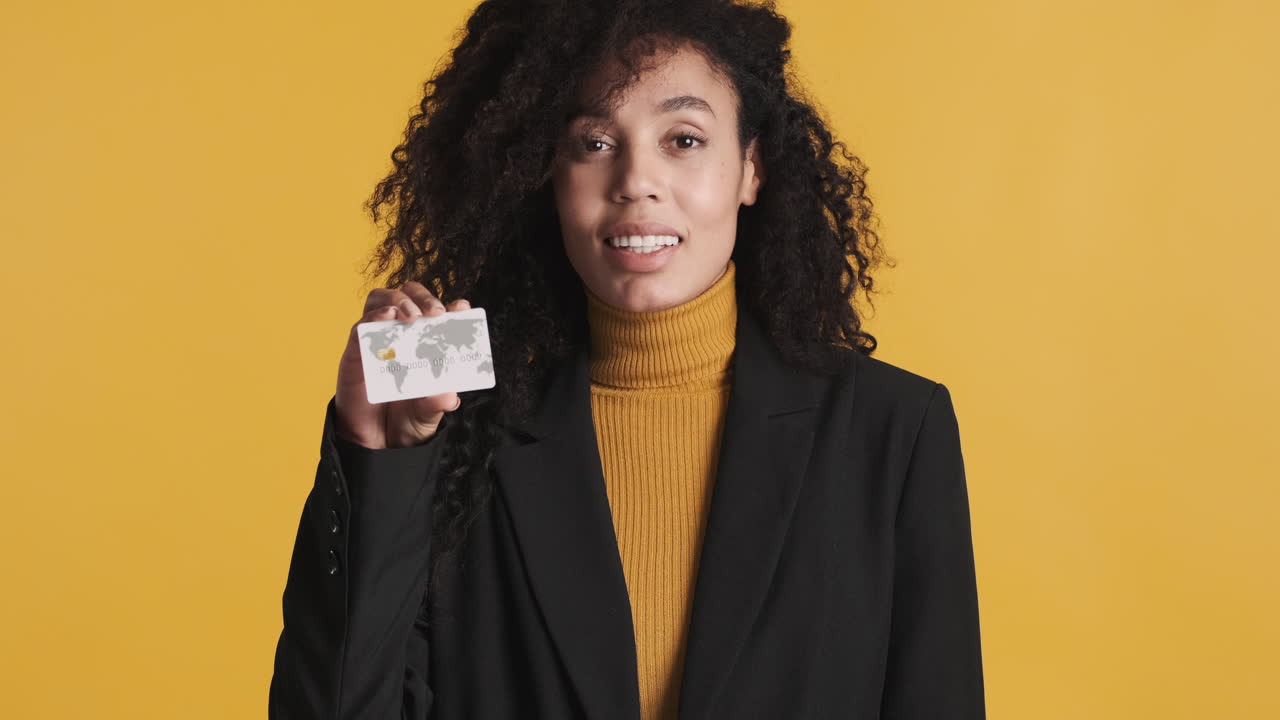 오렌지색 배경에 아프리카계 미국인 미소 짓는 여자