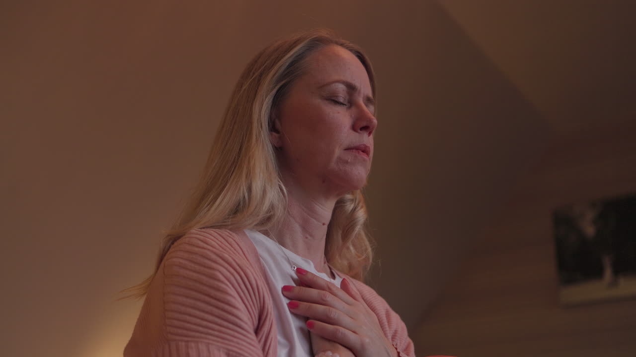 Una mujer meditando.
