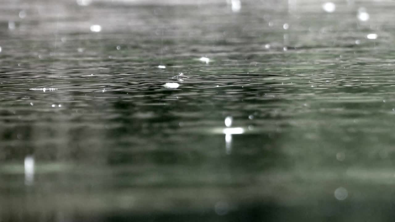 연못에 떨어지는 방울