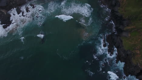 vuelo aéreo cinematográfico al amanecer sobre la costa del este de londres, sudáfrica