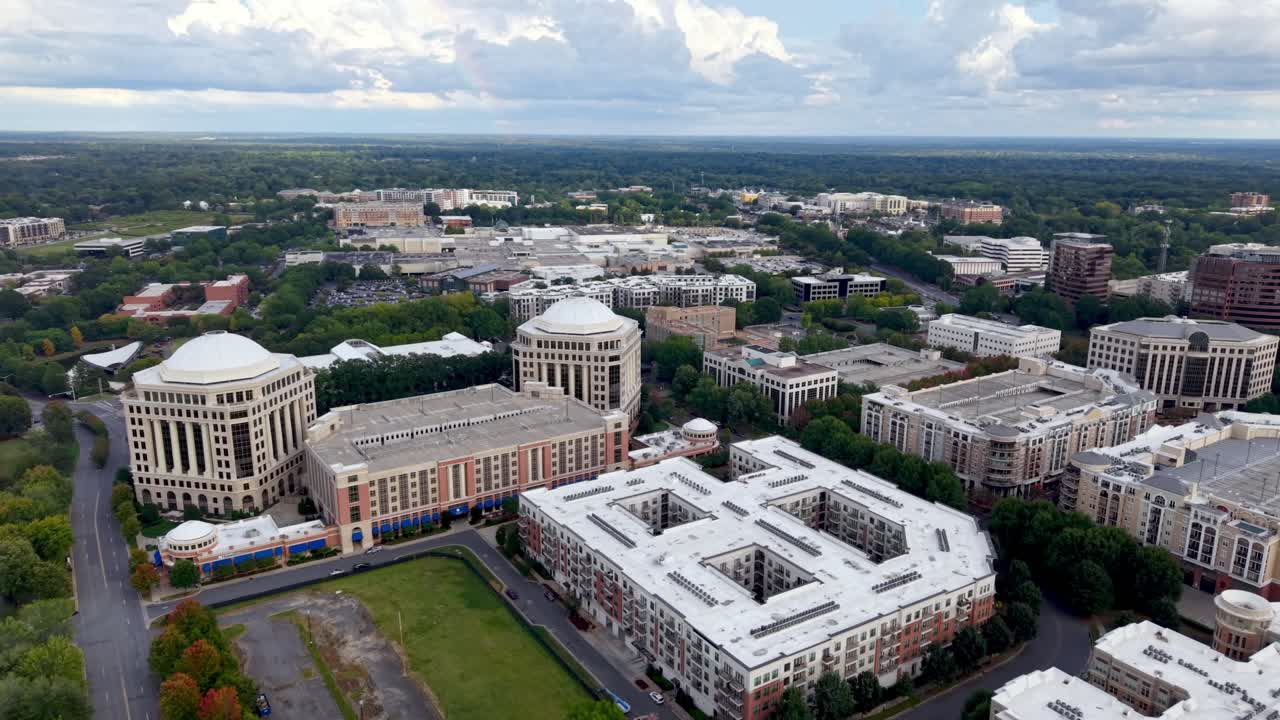 노스캐롤라이나주 샬럿의 사우스파크 지역 상공에서 촬영한 항공 풀아웃 장면이에요.
