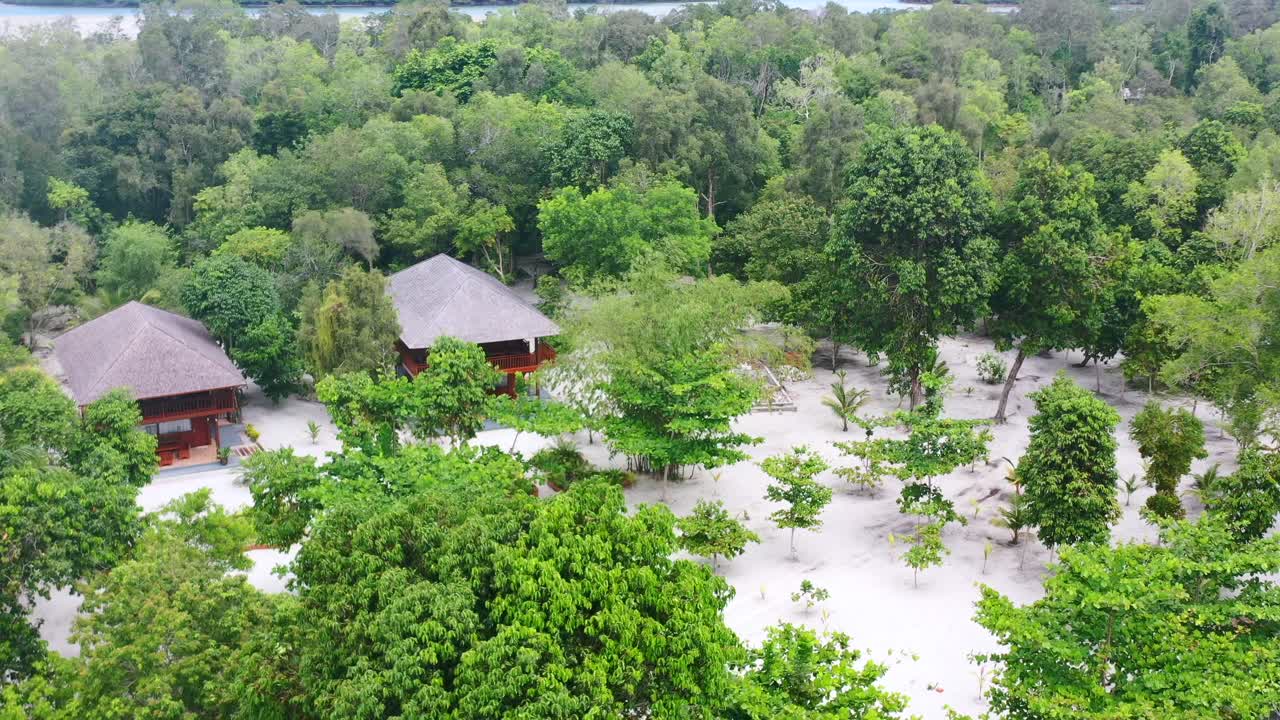 antena de dos casas privadas en la isla de leebong en un denso bosque en un día soleado de verano belitung indonesia