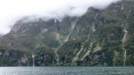 toma panorámica de nubes bajas en milford sound fiordland