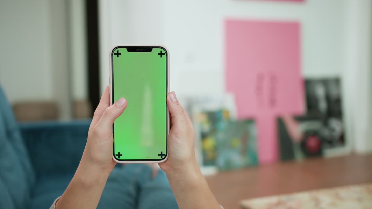 집에서 스마트폰을 스크롤하는 여성