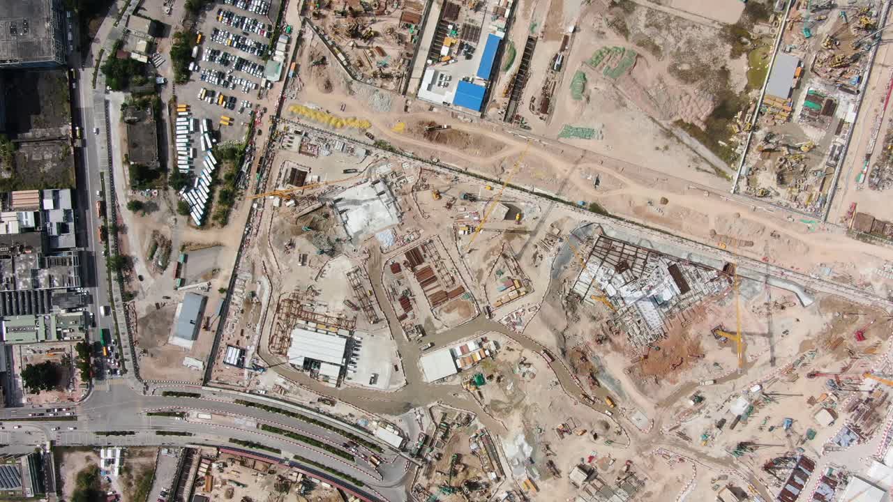 mega proyecto de construcción de un distrito de viviendas y negocios en el centro de kai tak de hong kong, con vastos terrenos de desarrollo de infraestructura y una operación de tendido de túneles submarinos, vista aérea