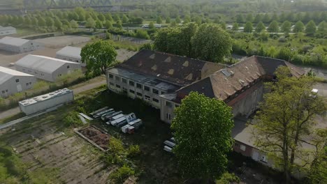 Despegue-De-Drones-Desde-Un-Edificio-Alemán-Abandonado-Y-Desgastado-En-Un-Paisaje-Deshabitado