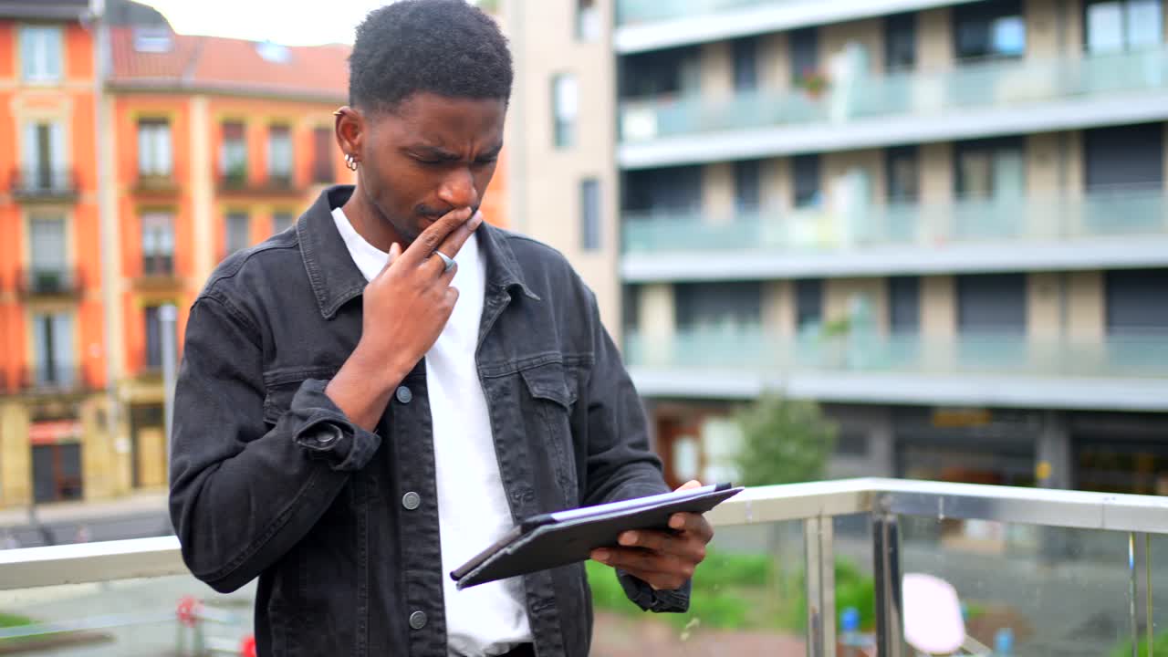 Mand, der bruger en tablet i byen