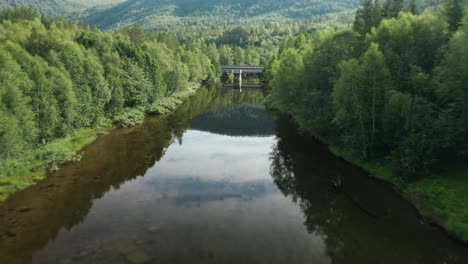 Ein-Flug-Vorwärts-über-Den-Langsam-Fließenden-Seichten-Brekkelva-fluss