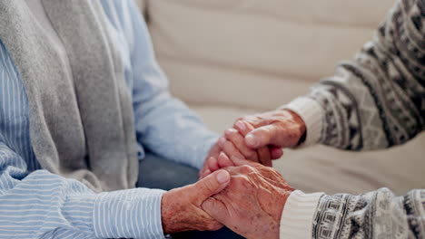 ancianos, pareja y tomados de la mano para la empatía